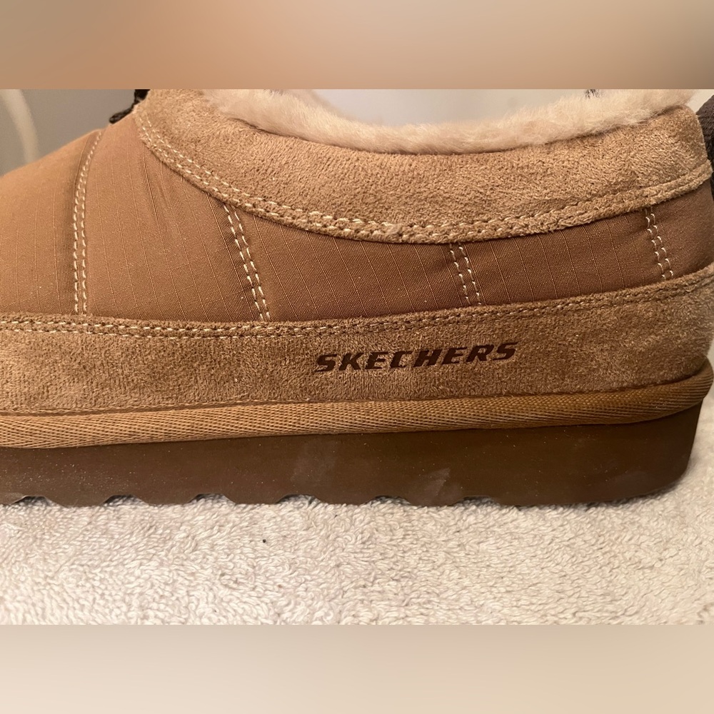 9 Wide Men's Skecher's Brown Fleece-Lined Slippers - Picture 4 of 8
